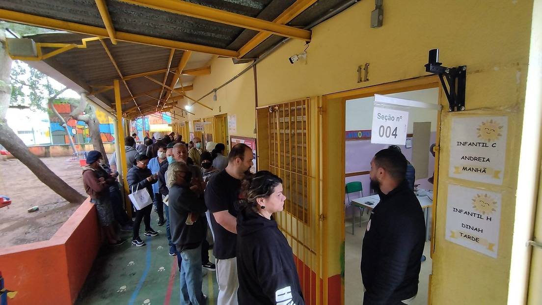 Brasileños votan en un colegio electoral en Sao Paulo, Brasil. 2 de octubre de 2022.