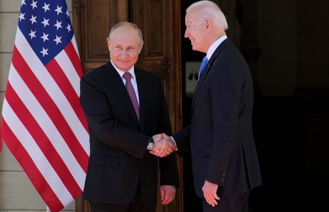Vladímir Putin y Joe Biden