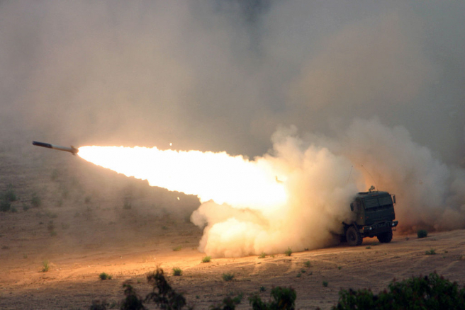 Un sistema HIMARS disparando un misil MFOR.WIKIPEDIA/USMC