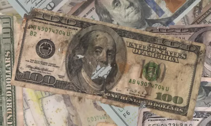 Los billetes de dólar desgastados o rotos no son aceptados por los cajeros automáticos. Fuente: Archivo.