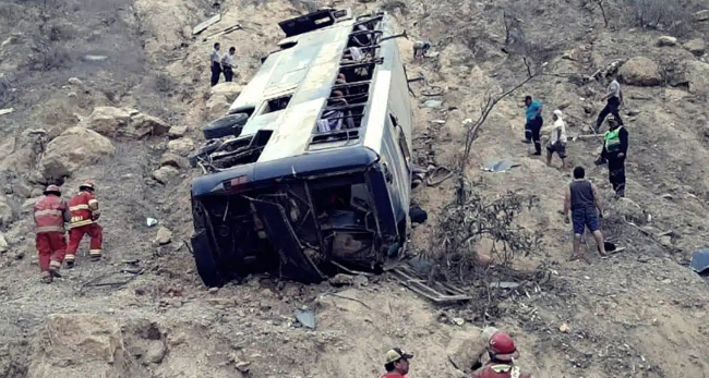 Bus cae por un precipicio
