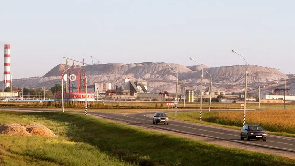 Bielorrusia, afectada por la alta inflación. Automóviles reccoriendo un camino cerca de los desechos de una mina de potasa de Belaruskali en el fondo, cerca del pueblo de Saligorsk, a unos 130 kilómetros al sur de Minsk, Bielorrusia