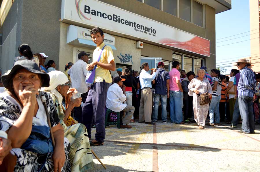Adultos mayores cobrando pensión en Lara
