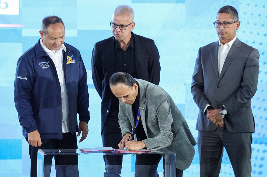 Ministro de Transporte Ramón Velásquez Araguayán