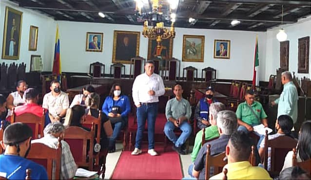 Juan  Toro director general expone el decreto