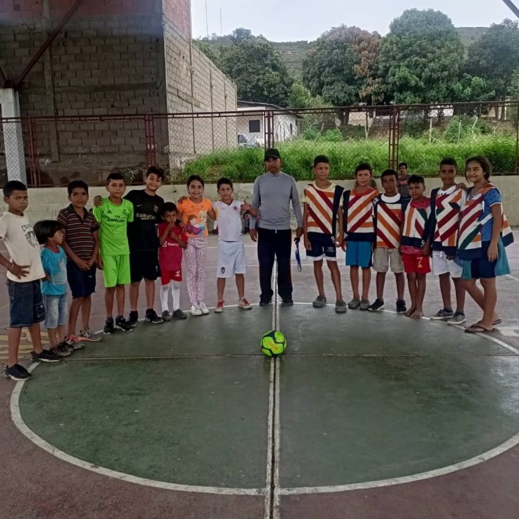 Niños, niñas y jóvenes de La Playa disfrutan de su cancha deportiva