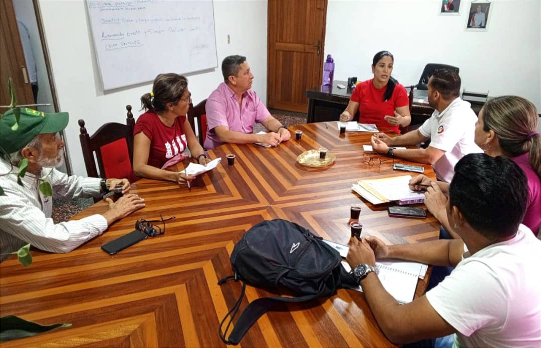 Alcaldesa y su equipo con el director del CFG. Fotos José Dalton
