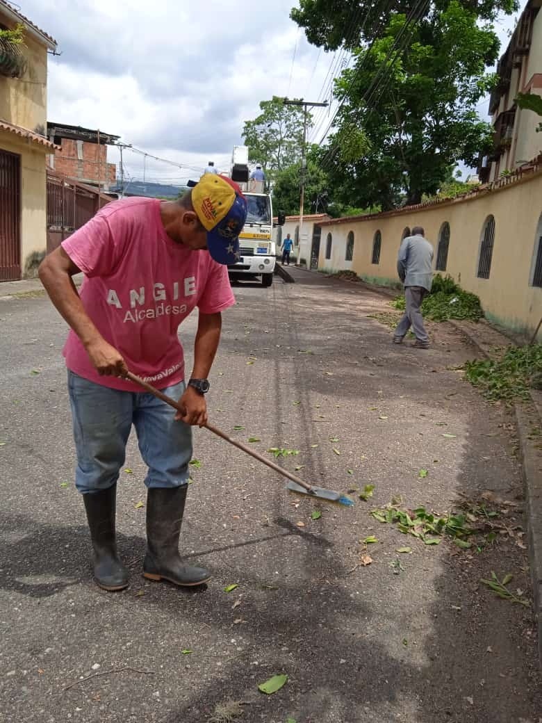 Limpian calles de la Urb. Bella Vista