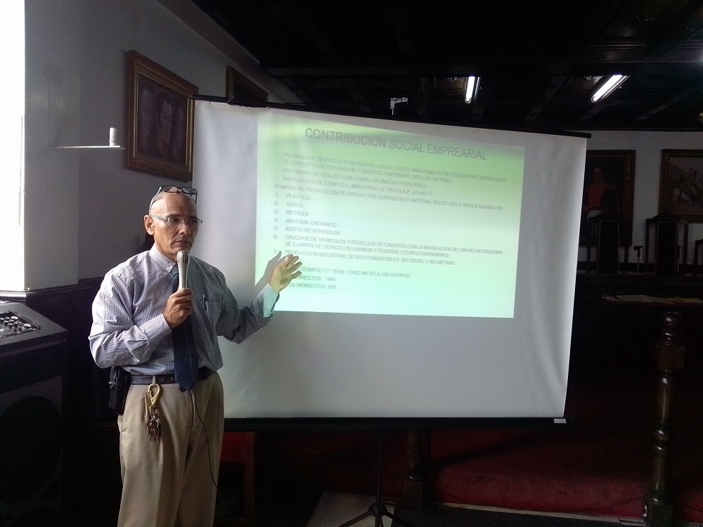 Presidente de la empresa Recicla todo expone la propuesta